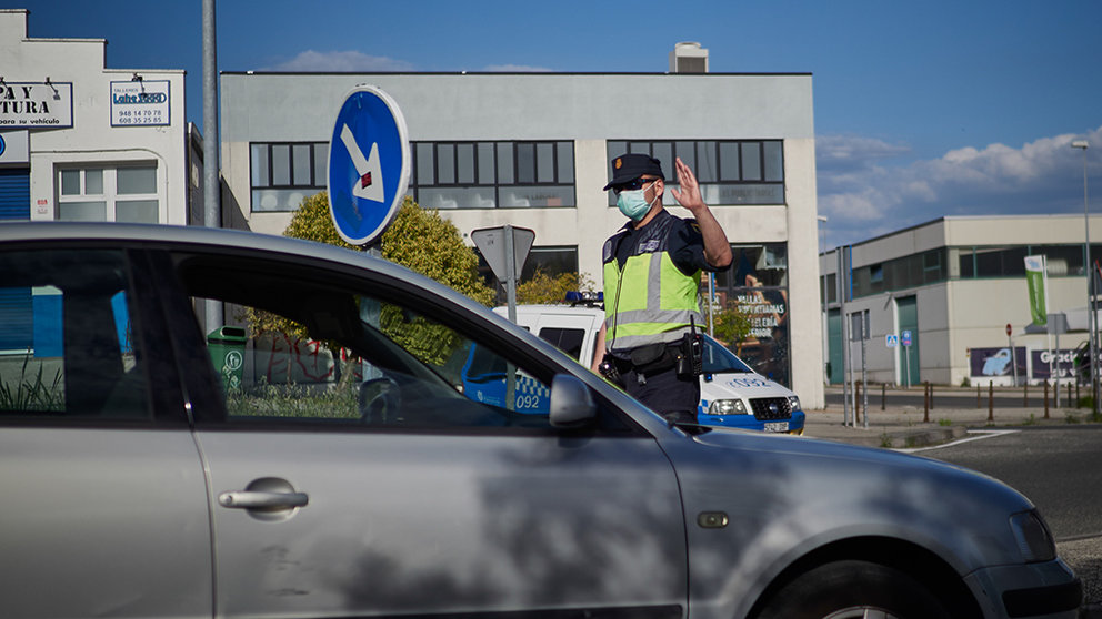 Un Policía Nacional regula la entrada de vehículos durante un control de movilidad realizado en Pamplona, Navarra, España, a 8 de mayo de 2020.

Un Policía Nacional regula la entrada de vehículos durante un control de movilidad realizado en Pamplona, Navarra, España, a 8 de mayo de 2020.


8/5/2020