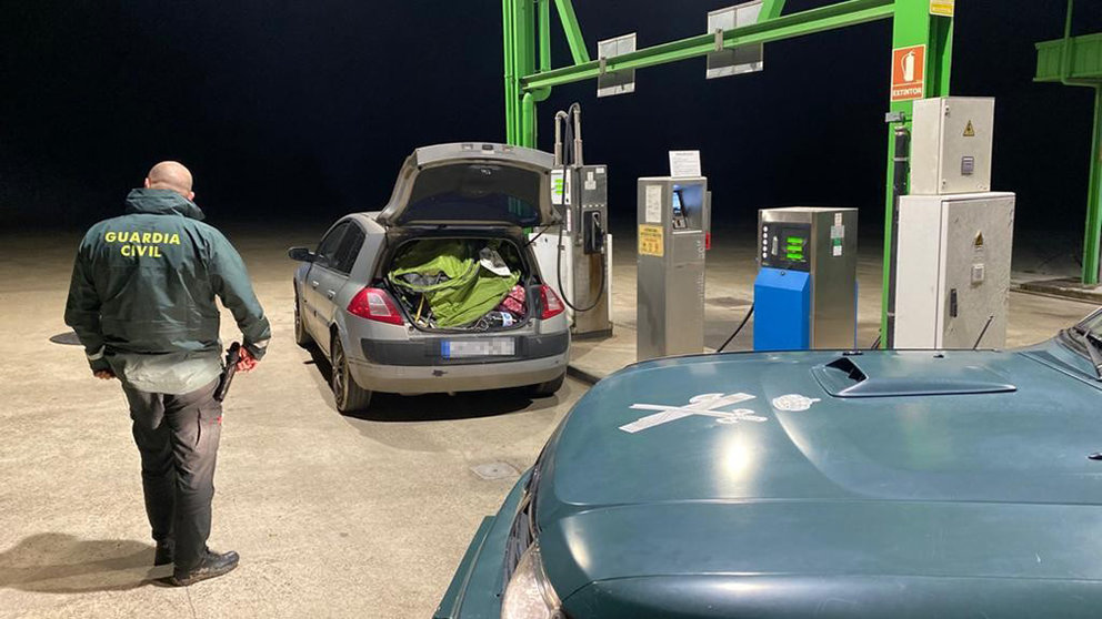 Imagen del vehículo en el que viajaban las tres mujeres en una gasolinera junto a la Guardia Civil. CEDIDA
