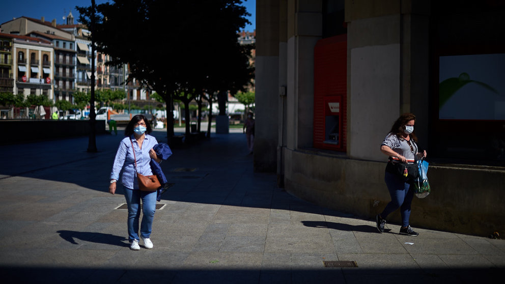 Dos mujeres con mascarillas caminan por la Plaza del Castillo durante la crisis del coronavirus. MIGUEL OSÉS