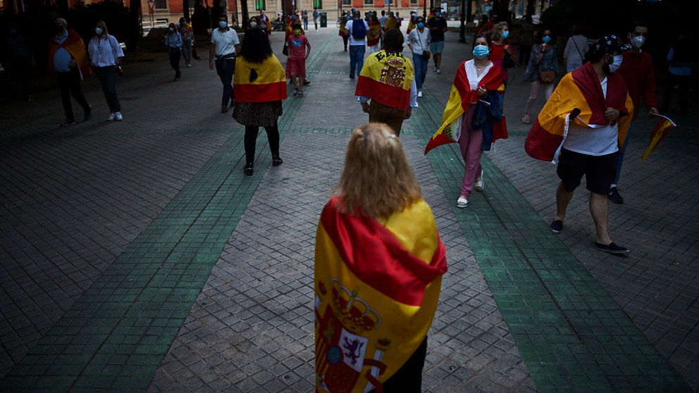 Decenas de personas se manifiestan en el Paseo Sarasate de Pamplona frente a la sede del PSN. PABLO LASAOSA