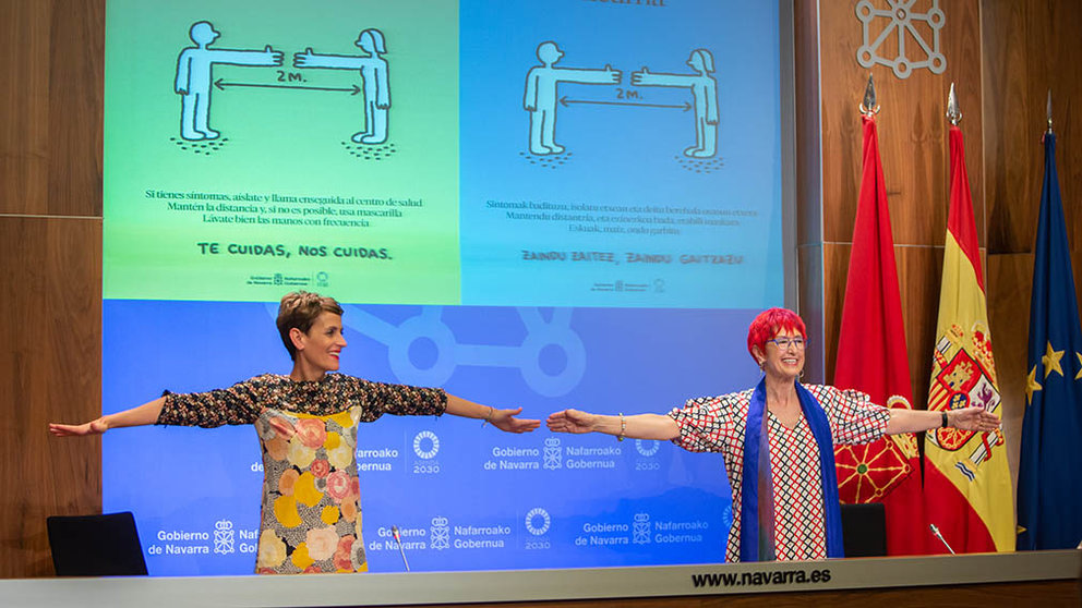 María Chivite y la consejera de Salud, Santos Indurán, mide con sus brazos la distancia social para frenar el avance del coronavirus.