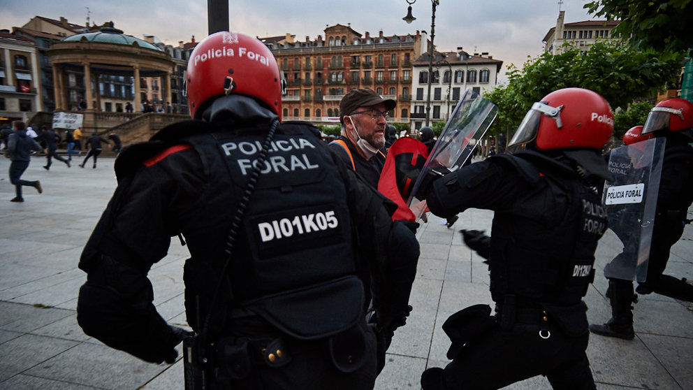 Policía Nacional y Policía Foral intervienen en la Plaza del Castillo de Pamplona durante una protesta ilegal a favor del etarra Patxi Ruíz. PABLO LASAOSA