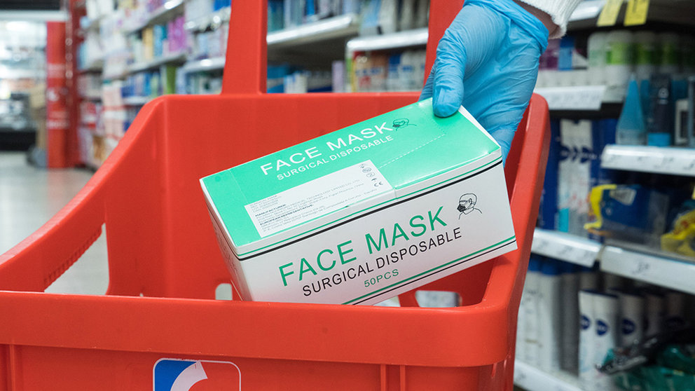 Sestao 21-04-2020 Mascarillas quirúrgicas Face Mask en el supermercado EROSKI © MITXI