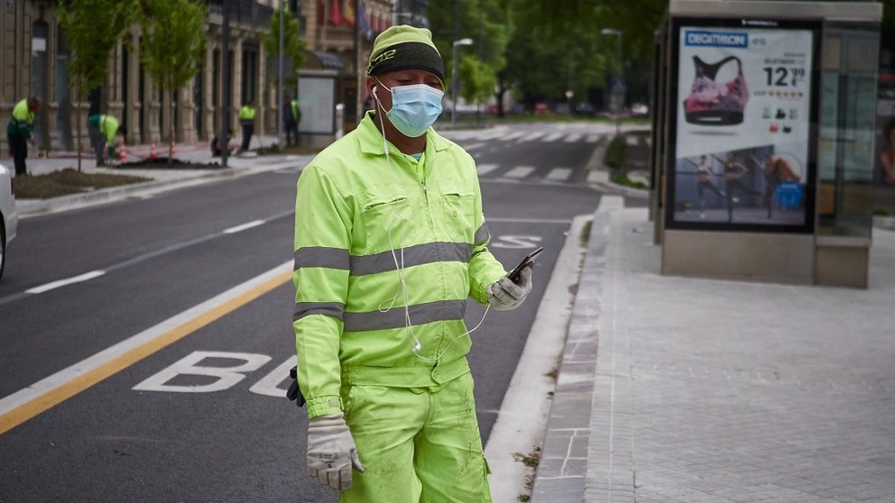 Obreros trabajan en las calles de Pamplona durante la crisis del coronavirus. EUROPA PRESS