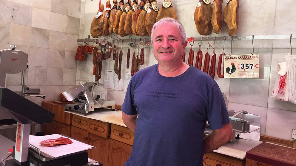 Juan Biurrun en su carnicería de Murieta (Navarra). navarra.com