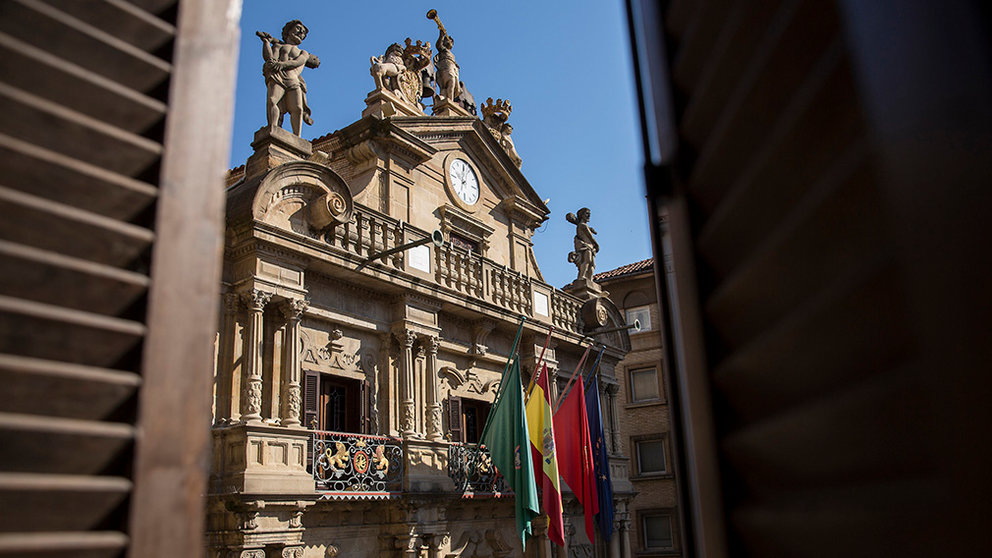 Fachada del Ayuntamiento de Pamplona con las banderas a media asta como señal de recuerdo de las víctimas del coronavirus. CEDIDA