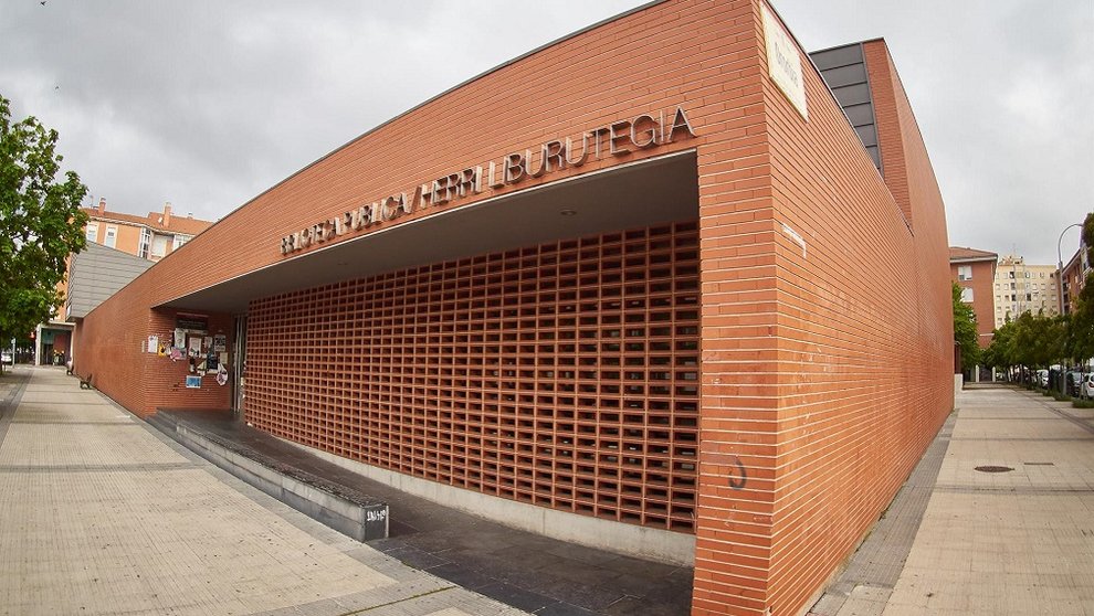 Una biblioteca de Pamplona cerrada por el confinamiento del Estado de Alarma. EUROPA PRESS
