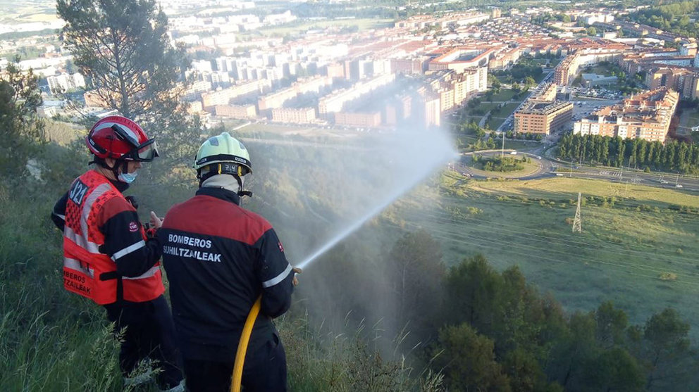 Bomberos trabajan en la extinción del incendio declarado en San Cristóbal BOMBEROS DE NAVARRA