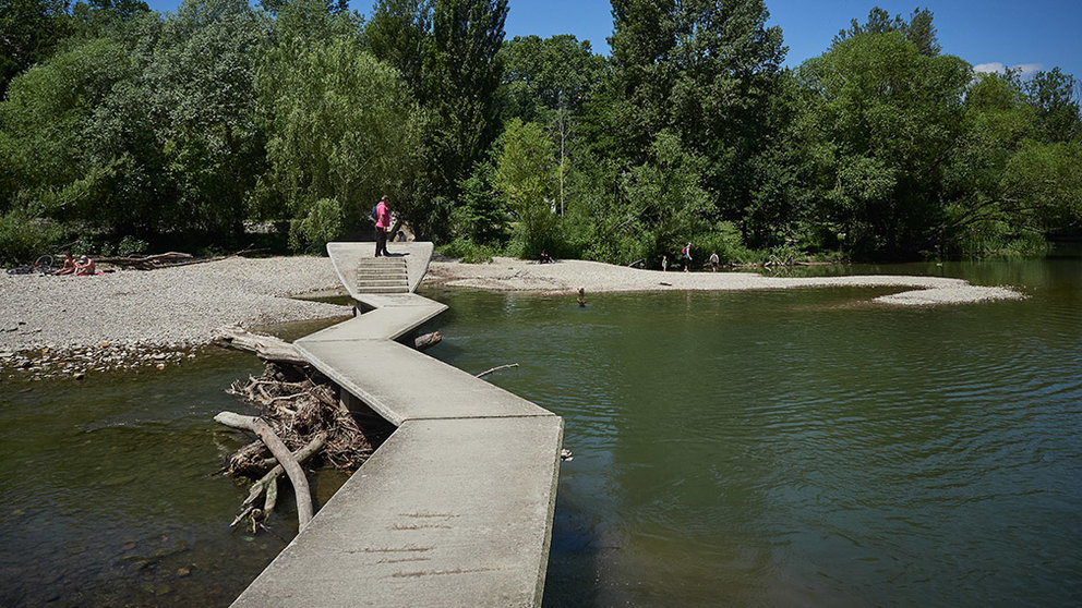 Bañistas disfrutan del agua en el río Arga durante la Fase 2 de la desescalada en Pamplona, cuando se permite el baño en ríos y riachuelos, siempre y cuando se cumplan las medidas para preservar la salud y la seguridad, donde la distancia a guardar tanto en la orilla como en el agua debe ser de dos metros. En Pamplona, Navarra (España), a 29 de mayo de 2020.

29 MAYO 2020;RIO ARGA;PAMPLONA;NAVARRA;FASE 2;DESESCALADA;COVID19

29/5/2020