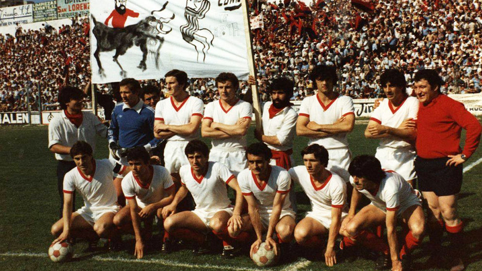 Equipo titular de Osasuna posando con aficionados ante el Murcia en La Condomina. 1 de junio de 1980. CA Osasuna.