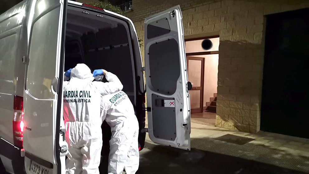 Un equipo de criminalística de la Guardia Civil se prepara para acceder al domicilio, en Olite, donde se ha producido el presunto parricidio. CEDIDA