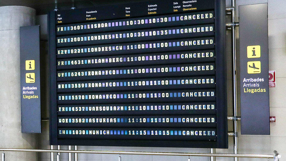 Pantalla luminosa en la que se muestran los vuelos cancelados en el Aeropuerto de Valencia. Iván Terrón / Europa Press - Archivo.