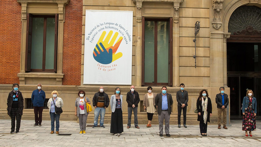 Un grupo de parlamentarios posa delante de la fachada del Parlamento de Navarra. Europa Press.
