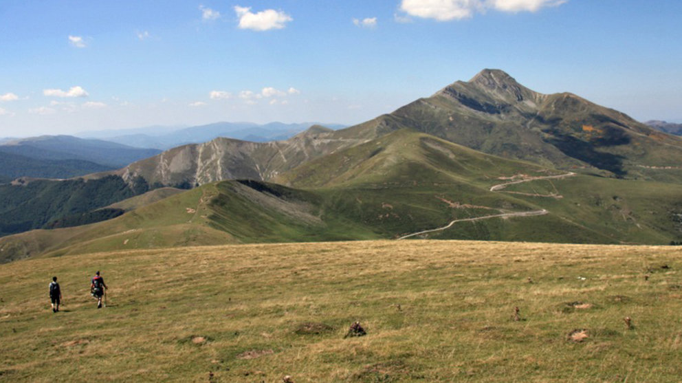 Dos excursionistas ascendiendo al Pico de Orhi. Turismo Navarra.