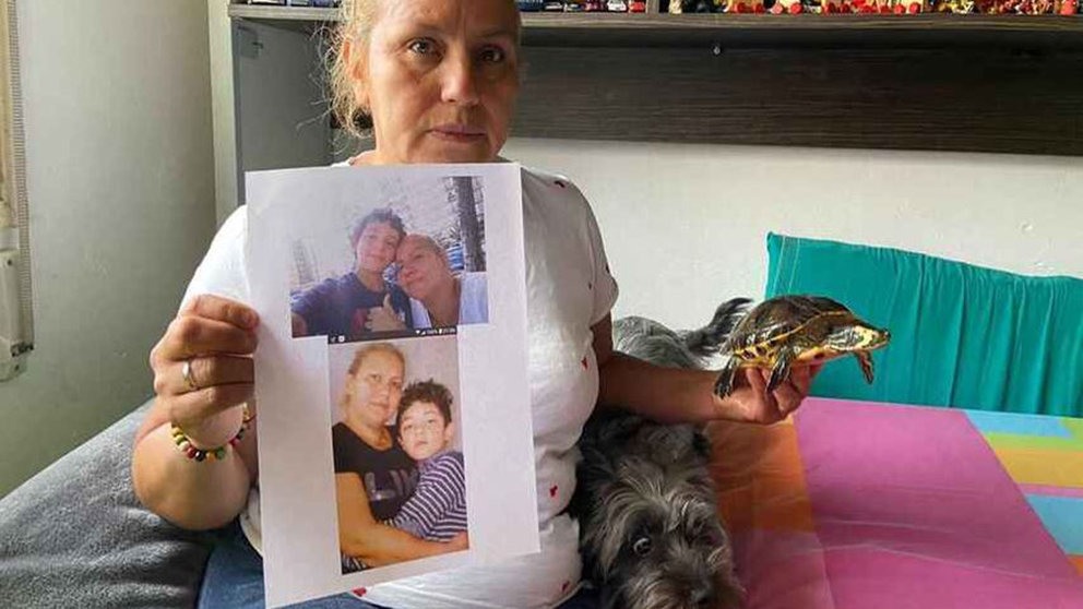 La abuela del niño que se suicidó, con sus animales y fotos suyas DLF