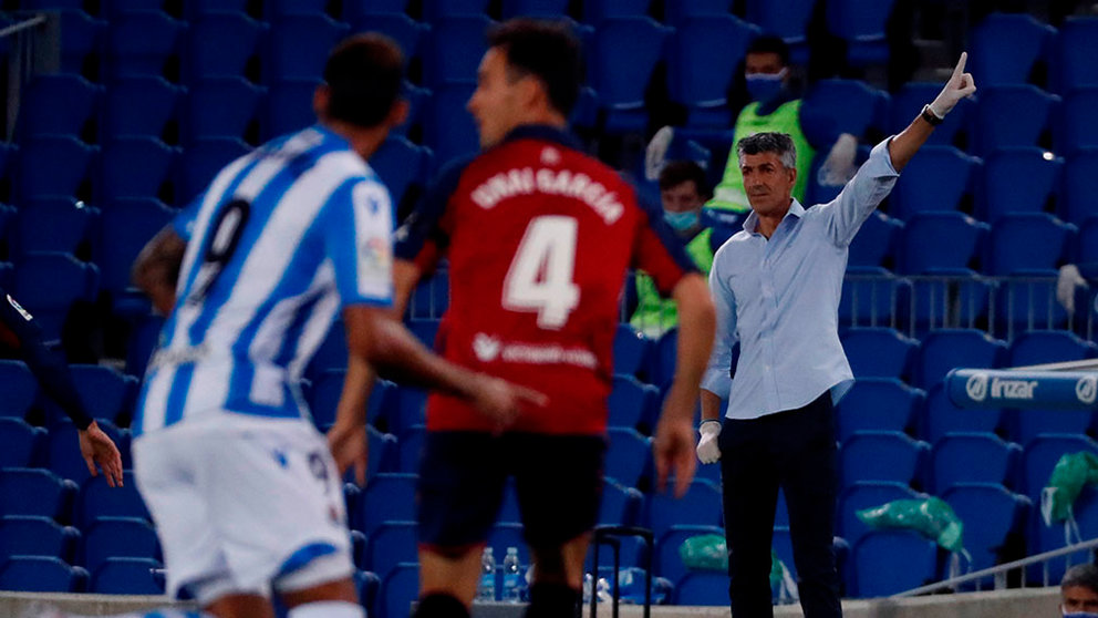 El entrenador de la Real Sociedad, Imanol Alguacil, durante el encuentro de LaLiga que han disputado este domingo ante el Osasuna en el Reale Arena de San Sebastián. EFE/ Javier Etxezarreta