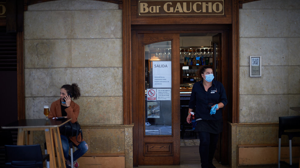 El bar Gaucho reabre la barra de pinchos en la fase 3 de la desescalada por la crisis del coronavirus. MIGUEL OSÉS