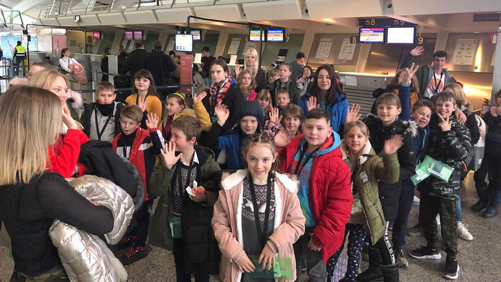 Niños de la asociación de acogida Chernobil Elkartea en el aeropuerto. Facebook Chernobil Elkartea.