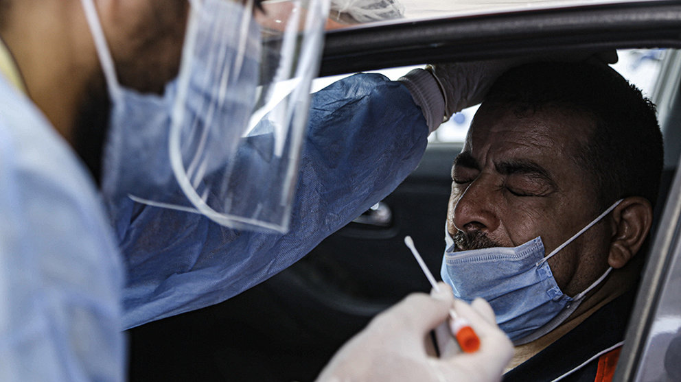 16 June 2020, Egypt, Cairo: A health worker takes a swab sample from a man at a drive-through coronavirus (COVID-19) testing unit inside the parking lot of Ain Shams University Specialized Hospital. Egypt has set up its first drive-through coronavirus testing centre in an effort to make it easier for people to get tested amid the spread of the coronavirus pandemic. Photo: Adel Eissa/dpa
ONLY FOR USE IN SPAIN

16 June 2020, Egypt, Cairo: A health worker takes a swab sample from a man at a drive-through coronavirus (COVID-19) testing unit inside the parking lot of Ain Shams University Specialized Hospital. Egypt has set up its first drive-through coronavirus testing centre in an effort to make it easier for people to get tested amid the spread of the coronavirus pandemic. Photo: Adel Eissa/dpa

16/6/2020 ONLY FOR USE IN SPAIN