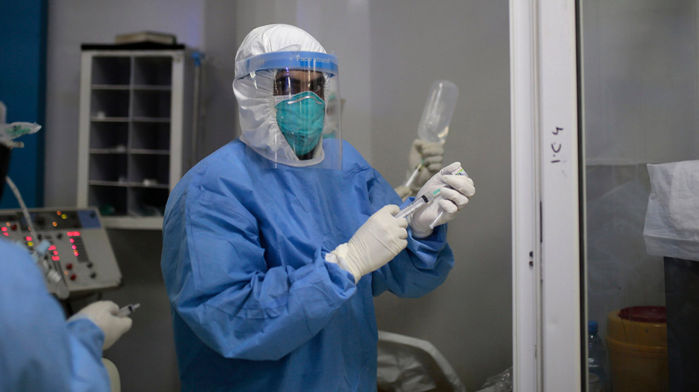 15 June 2020, Yemen, Sanaa: A medical worker wearing full protective gear prepares an injection for a patient in the intensive care unit of a hospital, where coronavirus (Covid-19) patients are treated. Photo: Hani Al-Ansi/dpa
ONLY FOR USE IN SPAIN

15 June 2020, Yemen, Sanaa: A medical worker wearing full protective gear prepares an injection for a patient in the intensive care unit of a hospital, where coronavirus (Covid-19) patients are treated. Photo: Hani Al-Ansi/dpa

15/6/2020 ONLY FOR USE IN SPAIN