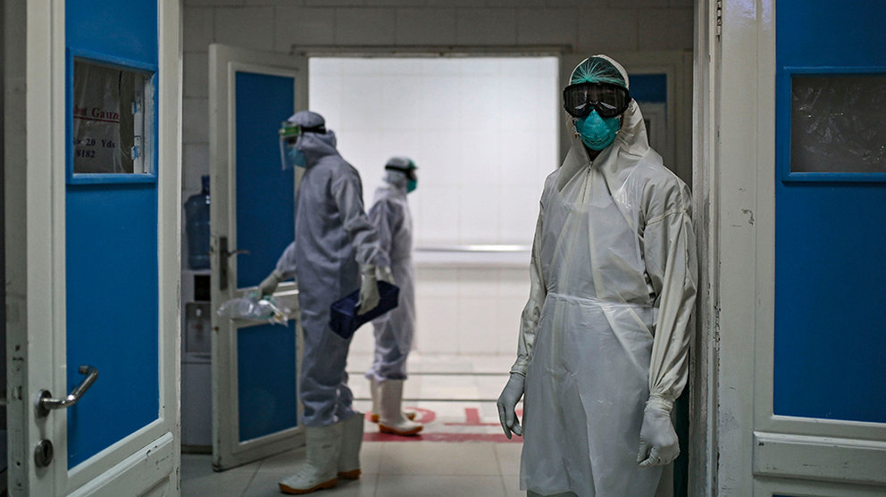 15 June 2020, Yemen, Sanaa: A medical worker wearing full protective gear stands at the gate of the intensive care unit of a hospital, where coronavirus (Covid-19) patients are treated. Photo: Hani Al-Ansi/dpa
ONLY FOR USE IN SPAIN

15 June 2020, Yemen, Sanaa: A medical worker wearing full protective gear stands at the gate of the intensive care unit of a hospital, where coronavirus (Covid-19) patients are treated. Photo: Hani Al-Ansi/dpa

15/6/2020 ONLY FOR USE IN SPAIN