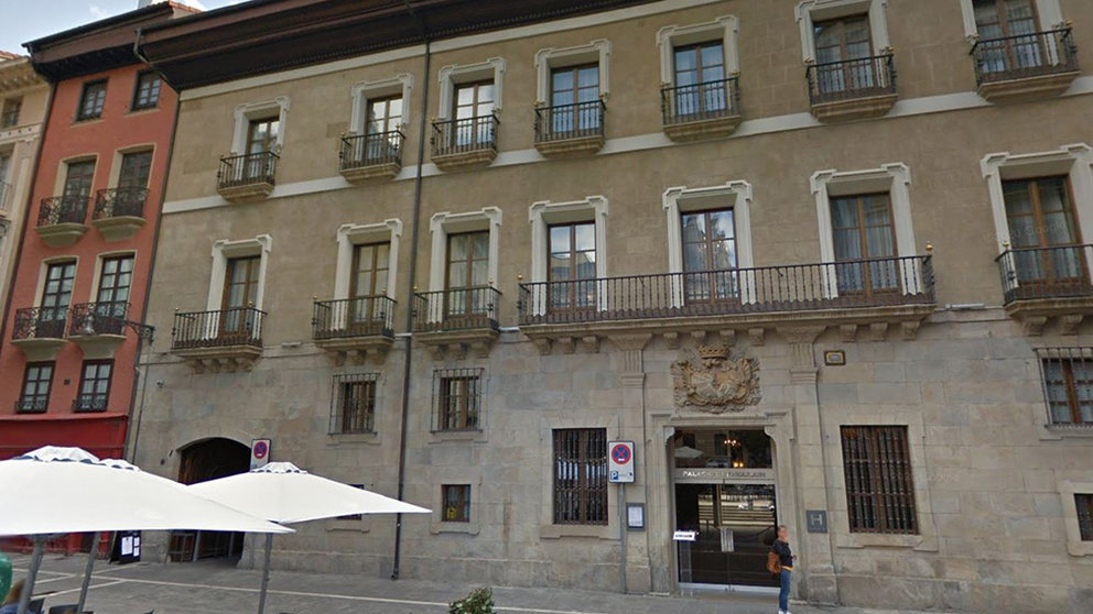 Fachada del hotel Palacio de Guenduláin, en Pamplona. ARCHIVO