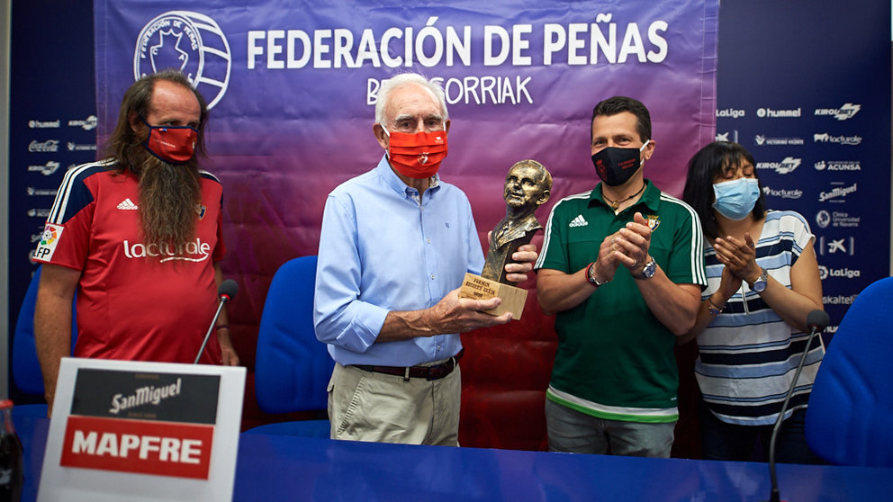 Entrega del premio Fermín Ezcurra al exentrenador de Osasuna Pedro Mari Zabalza por parte de la Federación de Peñas de Osasuna. MIGUEL OSÉS