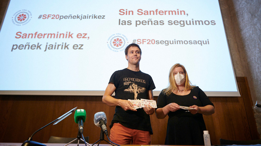 Rueda de prensa de la Federación de Peñas de Pamplona sobre la suspensión de los Sanfermines y presentación de las pancartas del año 2020. PABLO LASAOSA