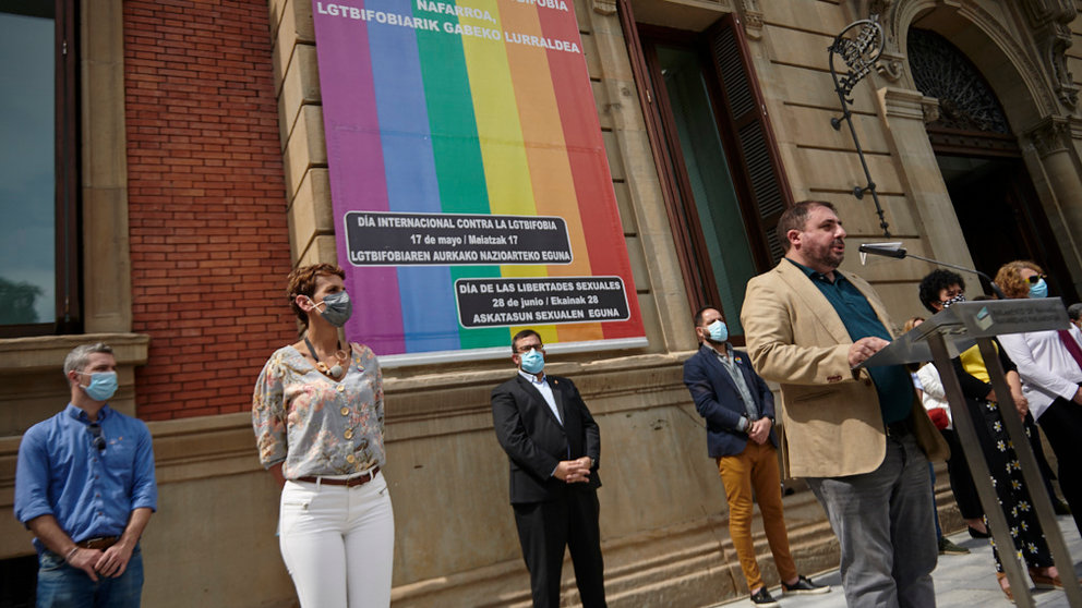 Concentración convocada por el Gobierno de Navarra y el Parlamento foral para conmemorar el Día Internacional del Orgullo LGTBI. PABLO LASAOSA