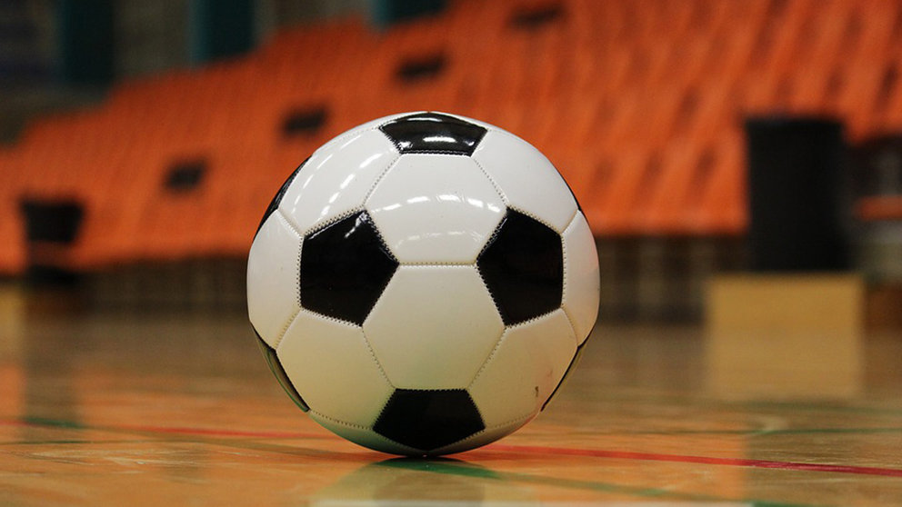 Un balón de fútbol sala en un polideportivo. Foto Pamplona.es