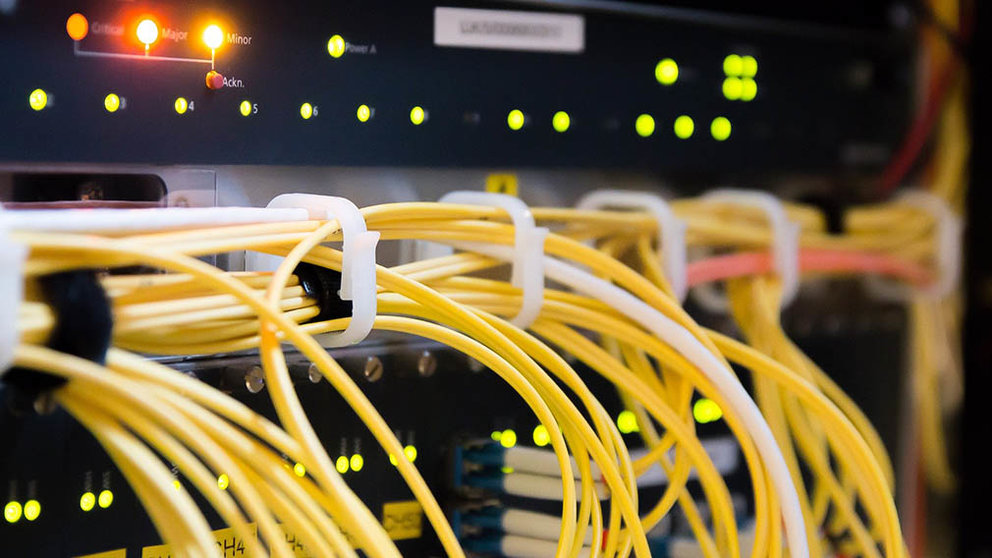 Varios cables conectan aparatos de telecomunicaciones en una empresa. ARCHIVO.