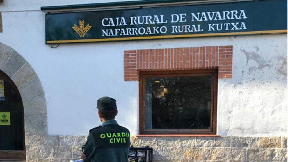 Una de los agentes de la Guardia Civil desplazado hasta la sucursal bancaria que fue objeto de un atraco en Larrainzar Foto GUARDIA CIVIL