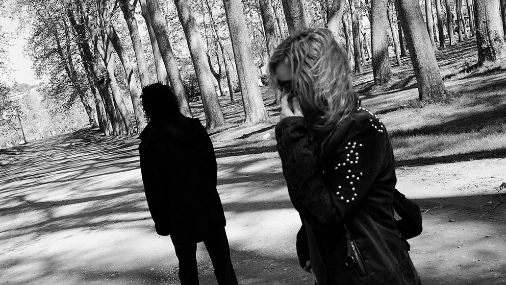 Una pareja camina por un bosque. ARCHIVO