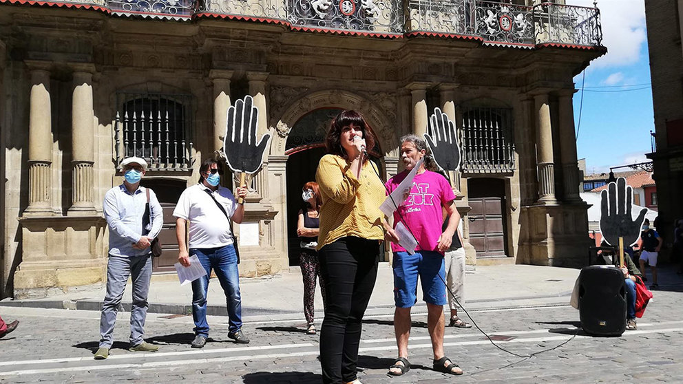 Beatriz Villahizán, de SOS Racismo, en la comparecencia de varios colectivos en la plaza del Ayuntamiento de Pamplona. EUROPA PRESS