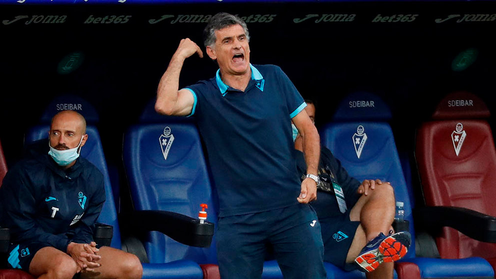 El entrenador del Eibar, José Luis Mendilibar, durante el partido de la jornada 33 de LaLiga Santander de fútbol que han disputado este jueves ante el Osasuna en el estadio de Ipurua de Eibar. EFE/Javier Etxezarreta.