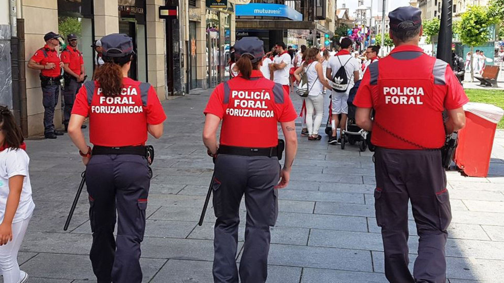 Agentes de la Policía Foral, de patrulla por las calles de Pamplona durante los Sanfermines POLICÍA FORAL