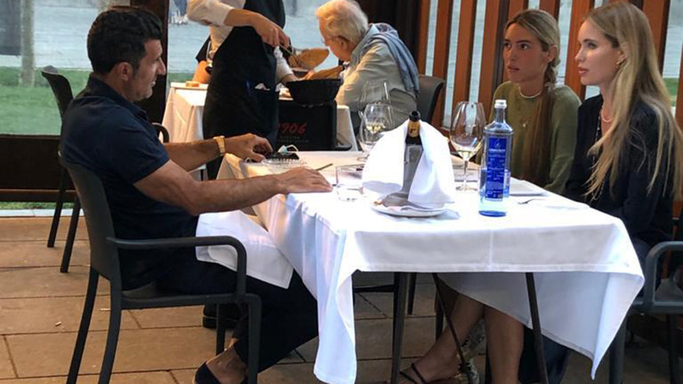 Luis Figo comiendo junto a su hija en el centro de Pamplona. TWITTER