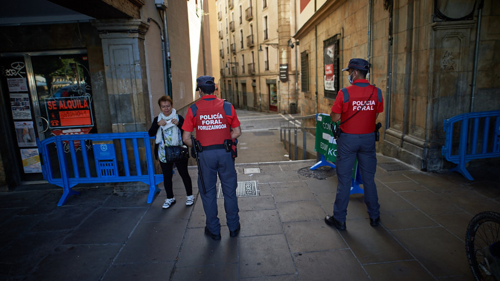Pamplona se blinda de policía para controlar el aforo de gente por la suspension de los Sanfermines de 2020. MIGUEL OSÉS