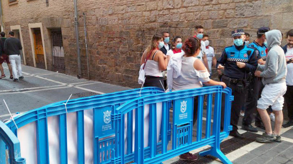 Controles de aforo el 6 de julio por la tarde en las principales calles de ambiente de Pamplona con los Sanfermines suspendidos
