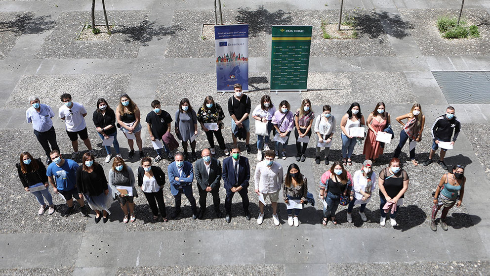 Alumnos y alumnas que han realizado estancias en países europeos con sus diplomas de Erasmus+ GOBIERNO DE NAVARRA