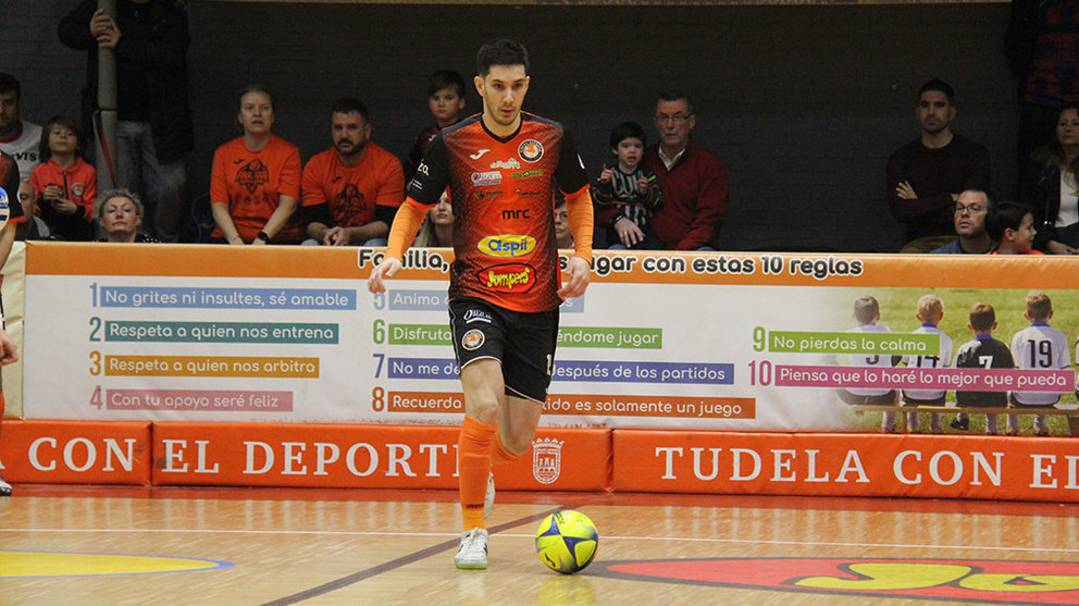 Lucas Tripodi conduce el balón con la camiseta del Ribera Navarra en Tudela. Cedida.