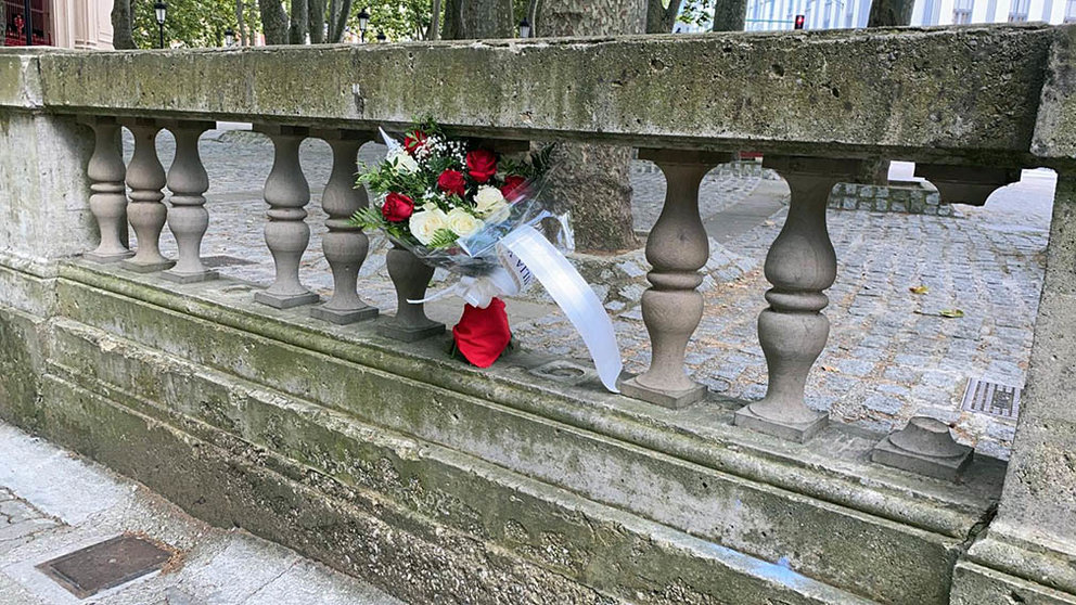 Una flores colocadas en la zona del encierro donde ocurrió la cogida recuerdan a Daniel Jimeno a los 11 años de su muerte en Pamplona.  (2)