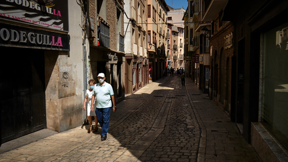 Varias personas caminan por el por la parte vieja durante el rebrote de coronavirus en Tudela. PABLO LASAOSA