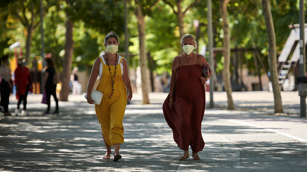 Varias personas caminan por el Paseo del Queiles durante el rebrote de coronavirus en Tudela. PABLO LASAOSA