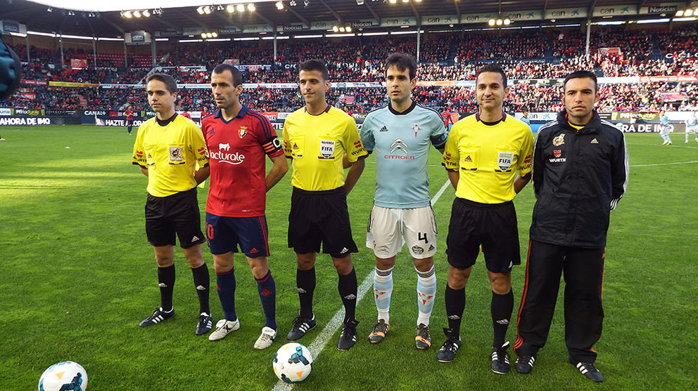 Trio arbitral y capitanes del partido Osasuna - Celta (0-2) en mayo de 2014 en El Sadar. Navarra.com