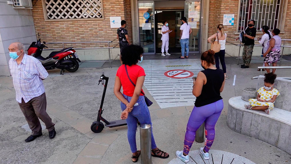 Varias personas aguardan su turno a las puertas de CAP del barrio de La Torrassa en L’Hospitalet (Barcelona). EFE/Alejandro García
