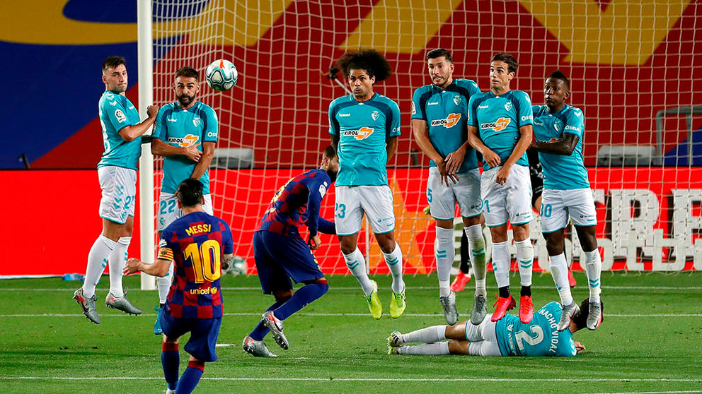 El delantero argentino del FC Barcelona Leo Messi lanza una falta ante la portería de Osasuna, durante el partido correspondiente a la jornada 37 de primera división disputado esta noche en el estadio del Camp Nou, en Barcelona. EFE/Alberto Estévez
