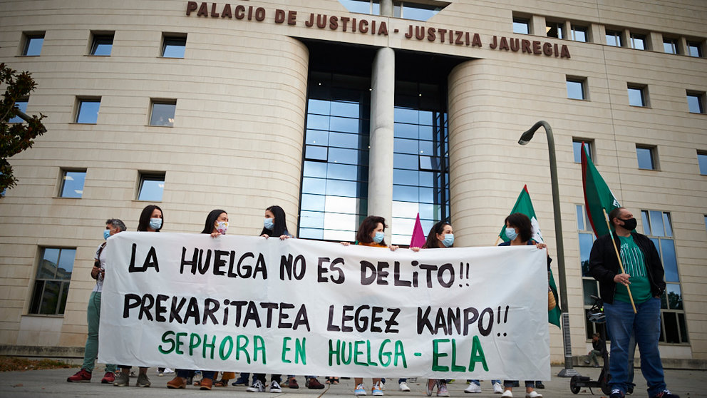 El coordinador de ELA en Navarra, Imanol Pascual, participa en una concentración con motivo del juicio por una demanda interpuesta por Sephora contra el sindicato por huelga ilegal. PABLO LASAOSA