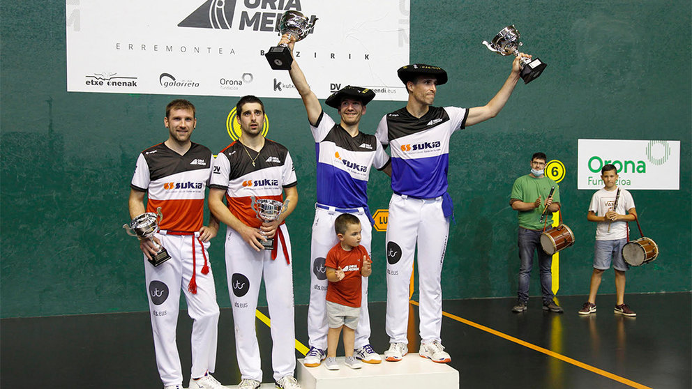 La pareja navarra formada por Urriza y Zubiri muestra sus trofeos en el podium. Maialen Andrés.