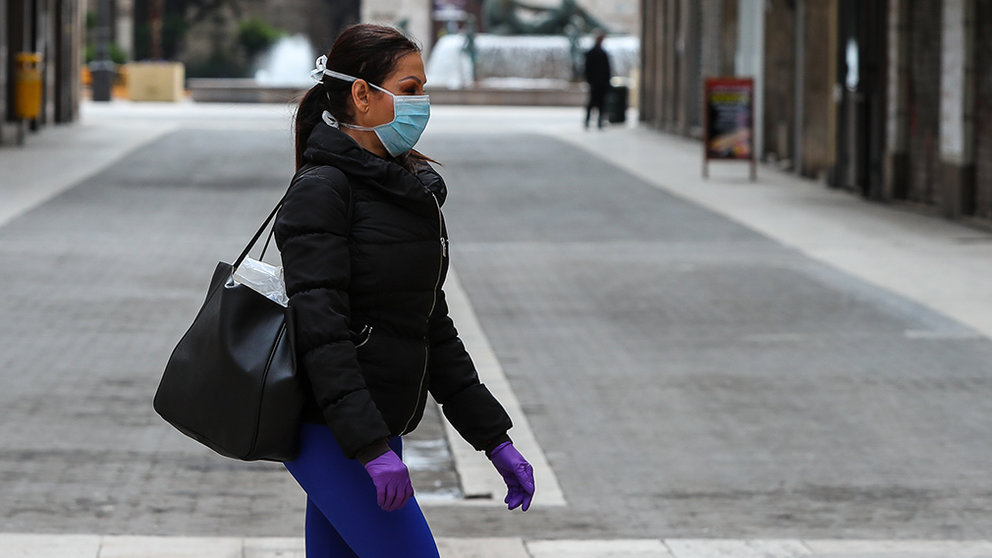 Una mujer camina con mascarilla y guantes de látex durante el cuarto día del estado de alarma por coronavirus, en Valencia/Comunidad Valenciana (España) a 19 de marzo de 2020.

CORONAVIRUS;COVID-19;PANDEMIA
  (Foto de ARCHIVO)

19/3/2020